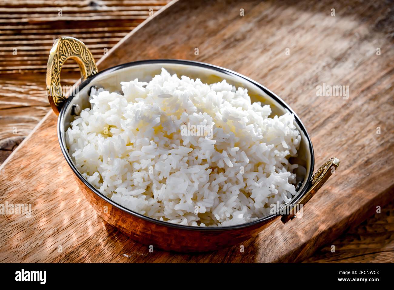 Una ciotola di riso basmati appena cotto Foto stock - Alamy