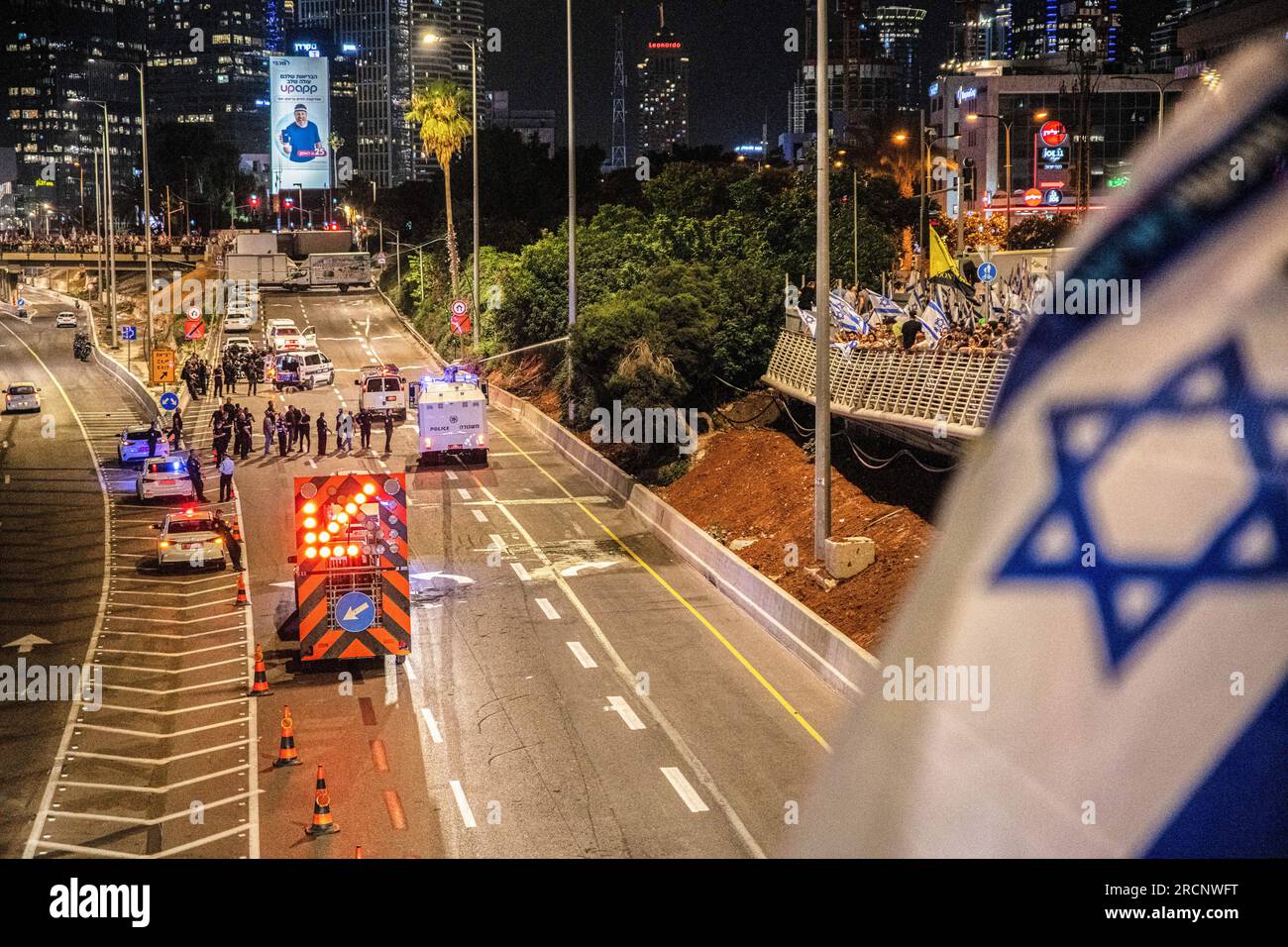 Tel Aviv, Israele. 11 luglio 2023. I cannoni ad acqua della polizia israeliana spruzzano i manifestanti mentre tentano di raggiungere l'autostrada Ayalon durante una manifestazione contro la riforma giudiziaria. (Immagine di credito: © Matan Golan/SOPA Images via ZUMA Press Wire) SOLO USO EDITORIALE! Non per USO commerciale! Foto Stock