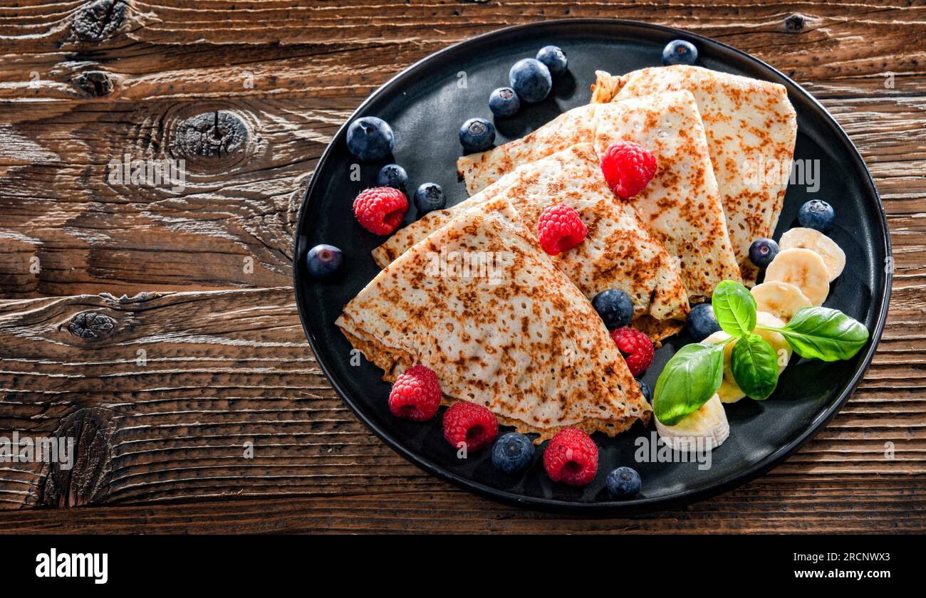 Un piatto di pancake con formaggio e frutta Foto Stock