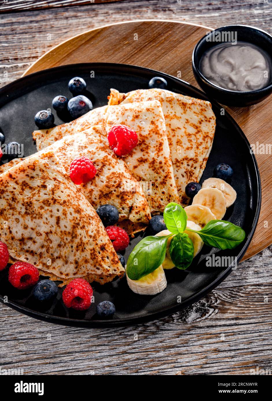 Un piatto di pancake con formaggio e frutta Foto Stock