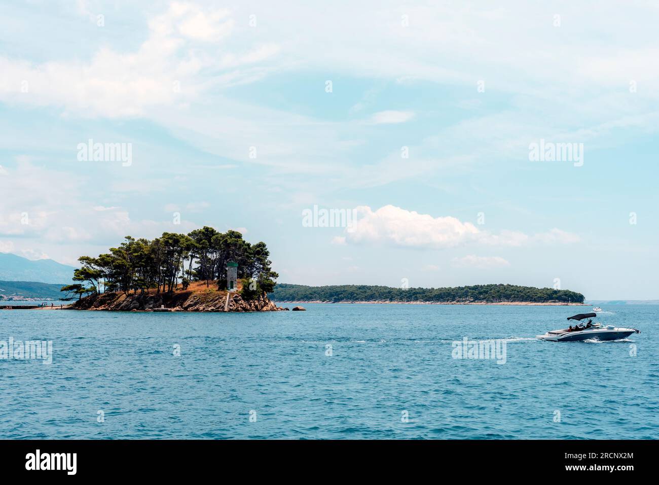 Piccola isola rocciosa sulla spiaggia di Rajska sull'isola di Rab in Croazia. Foto Stock