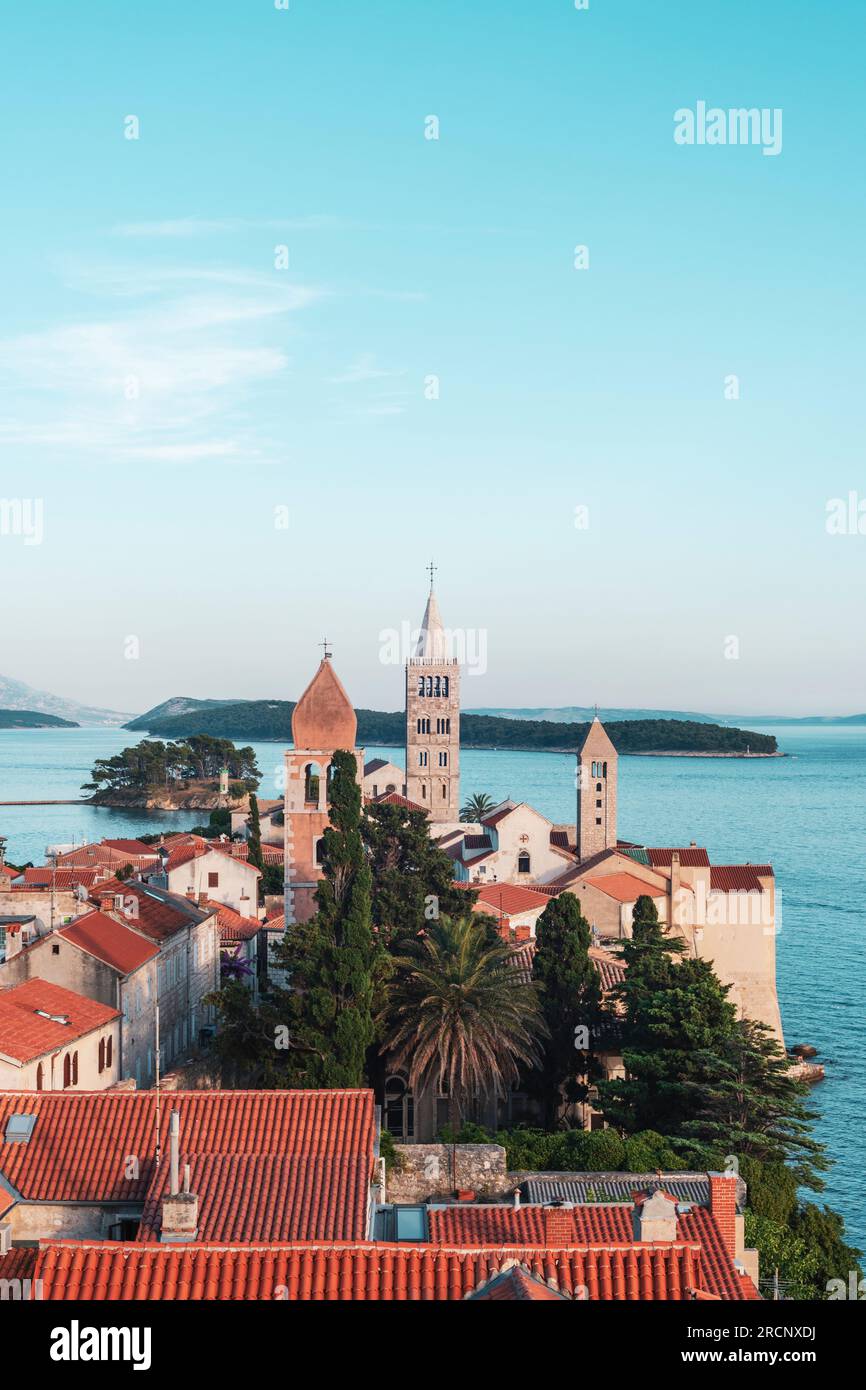 Famosa e bella città di Rab con le sue torri. Isola di Rab, Croazia. Foto Stock