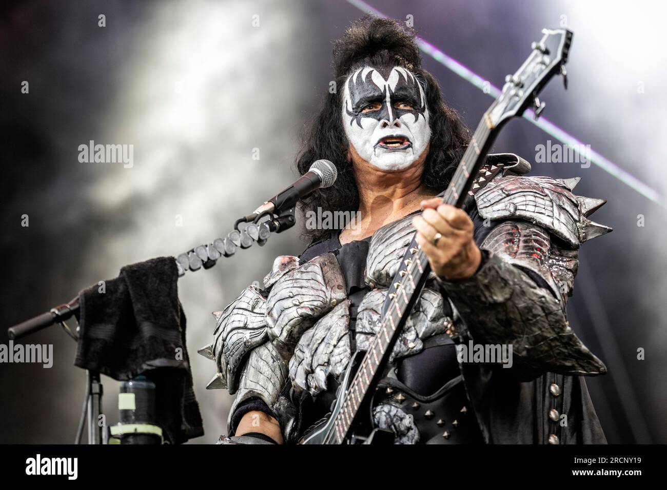 Tonsberg, Norvegia. 15 luglio 2023. La rock band americana Kiss esegue un concerto dal vivo al Kaldnes Vest di Tonsberg. Qui il cantante e bassista Gene Simmons è visto dal vivo sul palco. Il concerto è stato l'ultimo in Europa come parte del End of the Road World Tour. (Foto: Gonzales Photo/Alamy Live News Foto Stock