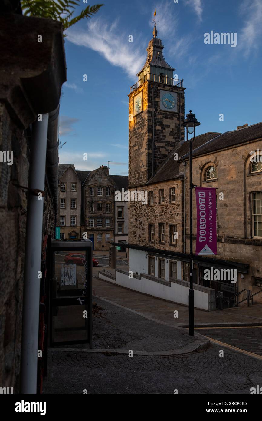 La vecchia torre dell'orologio del Tollbooth nel centro storico di Stirling Foto Stock