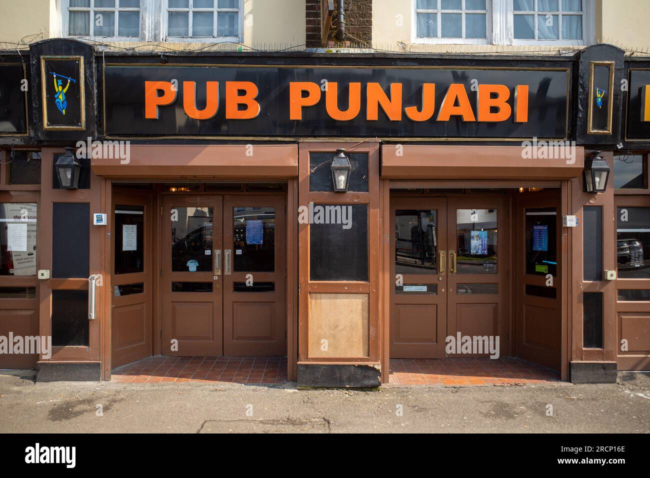Pub Punjabi a Hayes, Hillingdon, West London (UB3). Un'azienda a conduzione familiare e una scelta popolare per gli amanti del cibo dell'India del Nord e per i bevitori di birra. Foto Stock