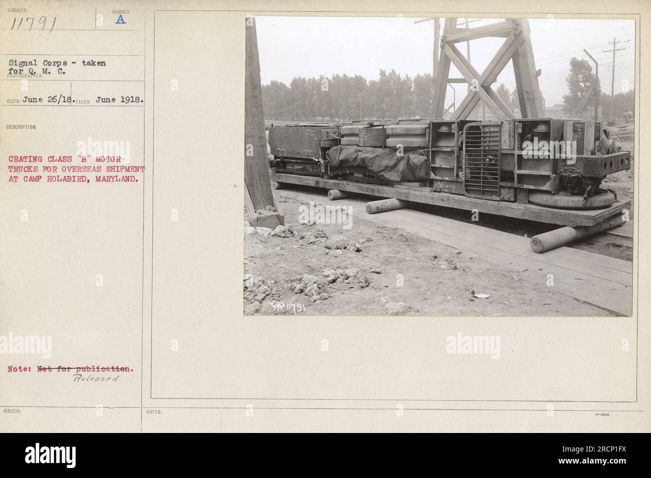 Un gruppo di soldati a Camp Holabird, Maryland, sono stati avvistati a brandellare autocarri di classe "B" il 26 giugno 1918. Questi camion sono in fase di preparazione per la spedizione all'estero come parte degli sforzi bellici. Questa fotografia fa parte della collezione Signal Corps scattata dal fotografo RECO. Foto Stock