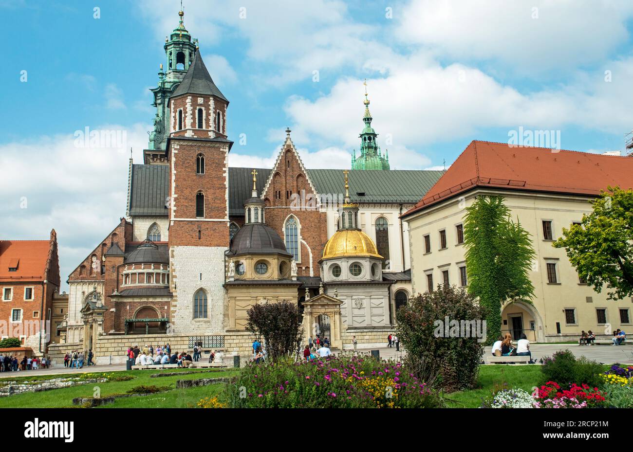 Buona vista della cattedrale di Wawel a Cracovia, in Polonia, durante settembre, con una splendida architettura e molte persone locali e dall'estero. Foto Stock