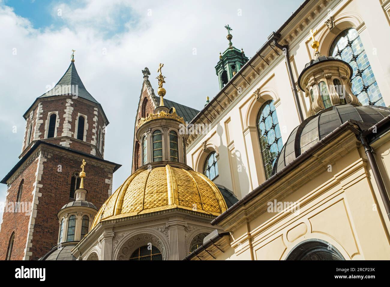 Vista ravvicinata della Cattedrale di Wawel a Cracovia - una delle numerose cattedrali - in un giorno nuvoloso e soleggiato di settembre con splendide decorazioni Foto Stock