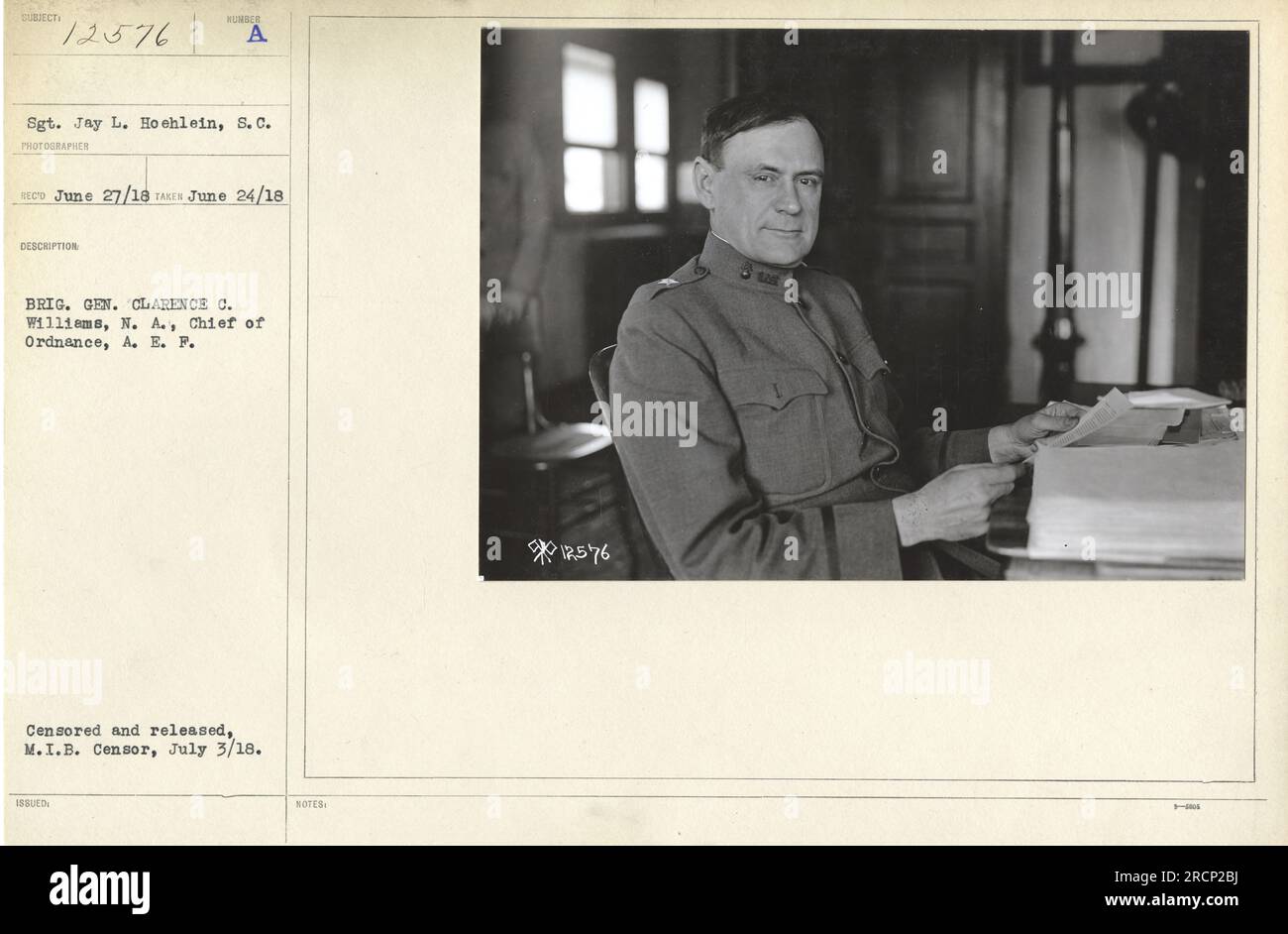 Il sergente Jay L. Hoehlein del Signal Corps è visto in questa fotografia, operando un equipaggiamento da ricognizione il 24 giugno 1918. La fotografia è stata rilasciata da Brig. Generale Clarence C. Williams, capo dell'Ordnance per le forze di spedizione americane. L'immagine è stata censurata e pubblicata il 3 luglio 1918 dal M.I.B. Censor. Foto Stock