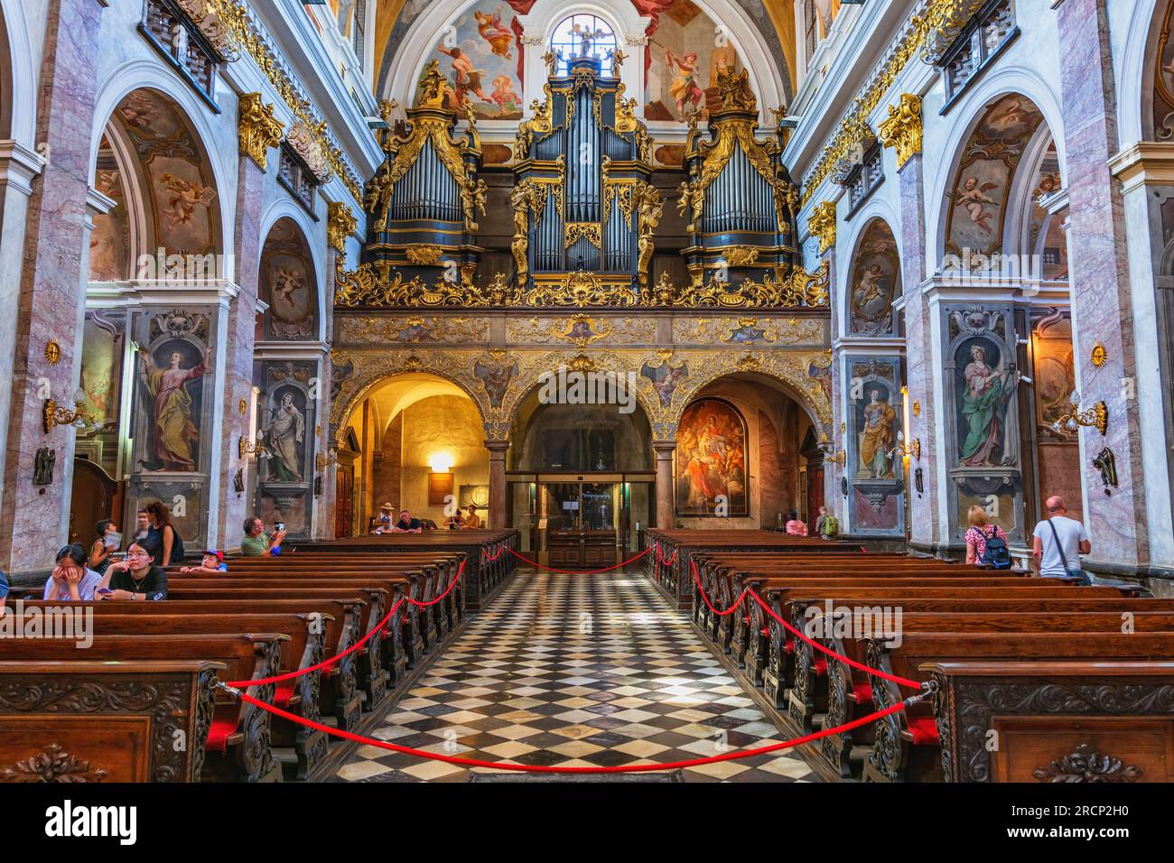 Cattedrale di Lubiana, interni barocchi, chiesa di San Nicola, navata e organi a canne a Lubiana, Slovenia. Foto Stock