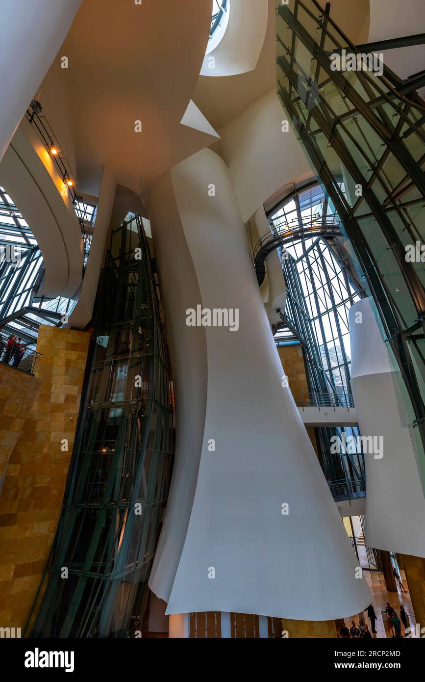 Il Guggenheim Museum Bilbao, progettato dall'architetto Frank Gehry, e situato nella città di Bilbao, Paesi Baschi, Spagna. L'atrio, che Gehry usa anche Foto Stock