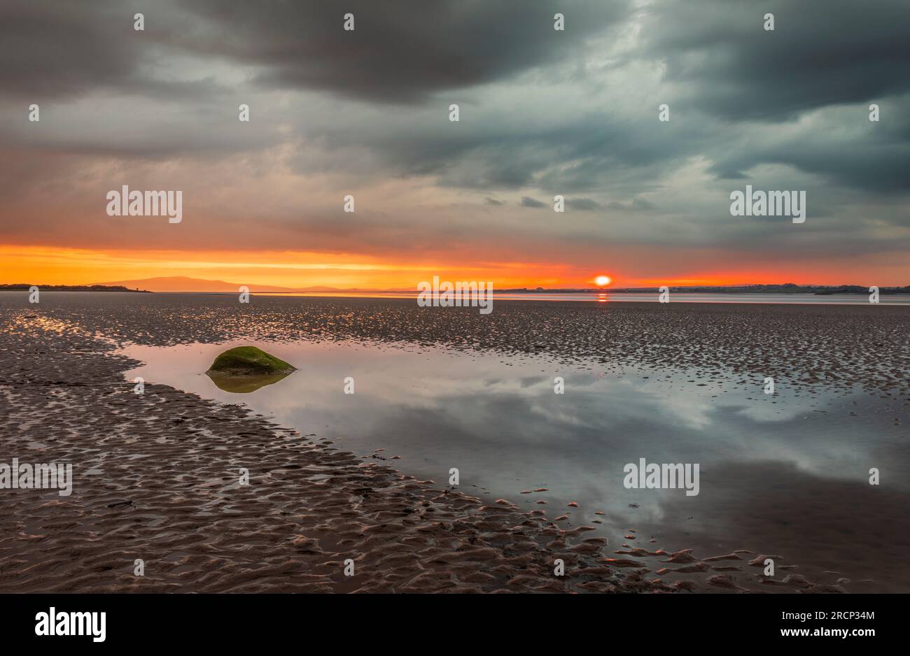 Cieli suggestivi e riflessi al tramonto su Bowness a Solway, Cumbria, Inghilterra nord-orientale, Regno Unito Foto Stock