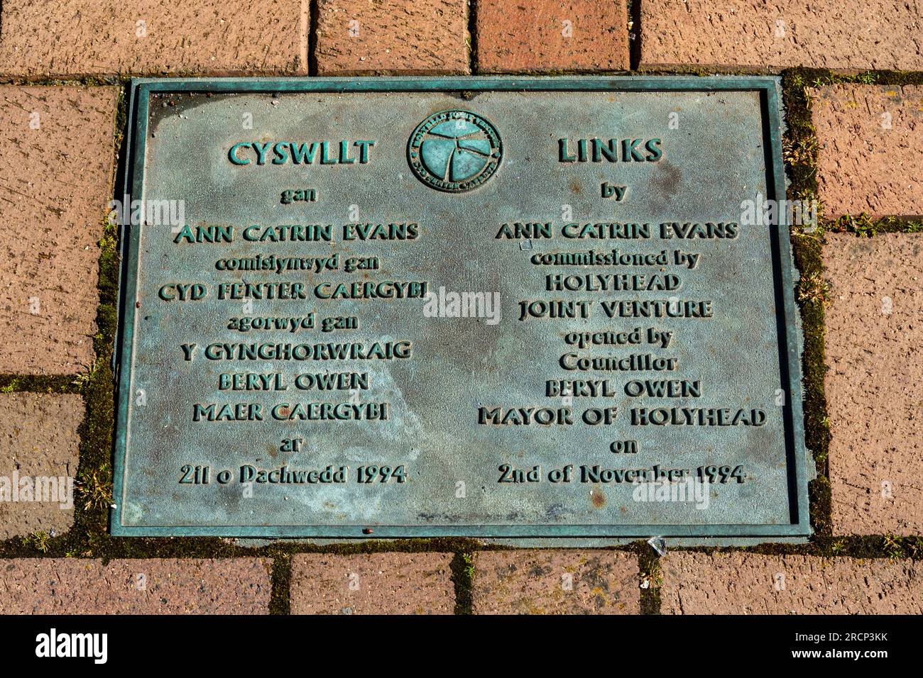 Targa bilingue alla scultura Links creata da Ann Catrin Evans a Holyhead con testo in inglese e gallese, 1996, Galles, Regno Unito Foto Stock