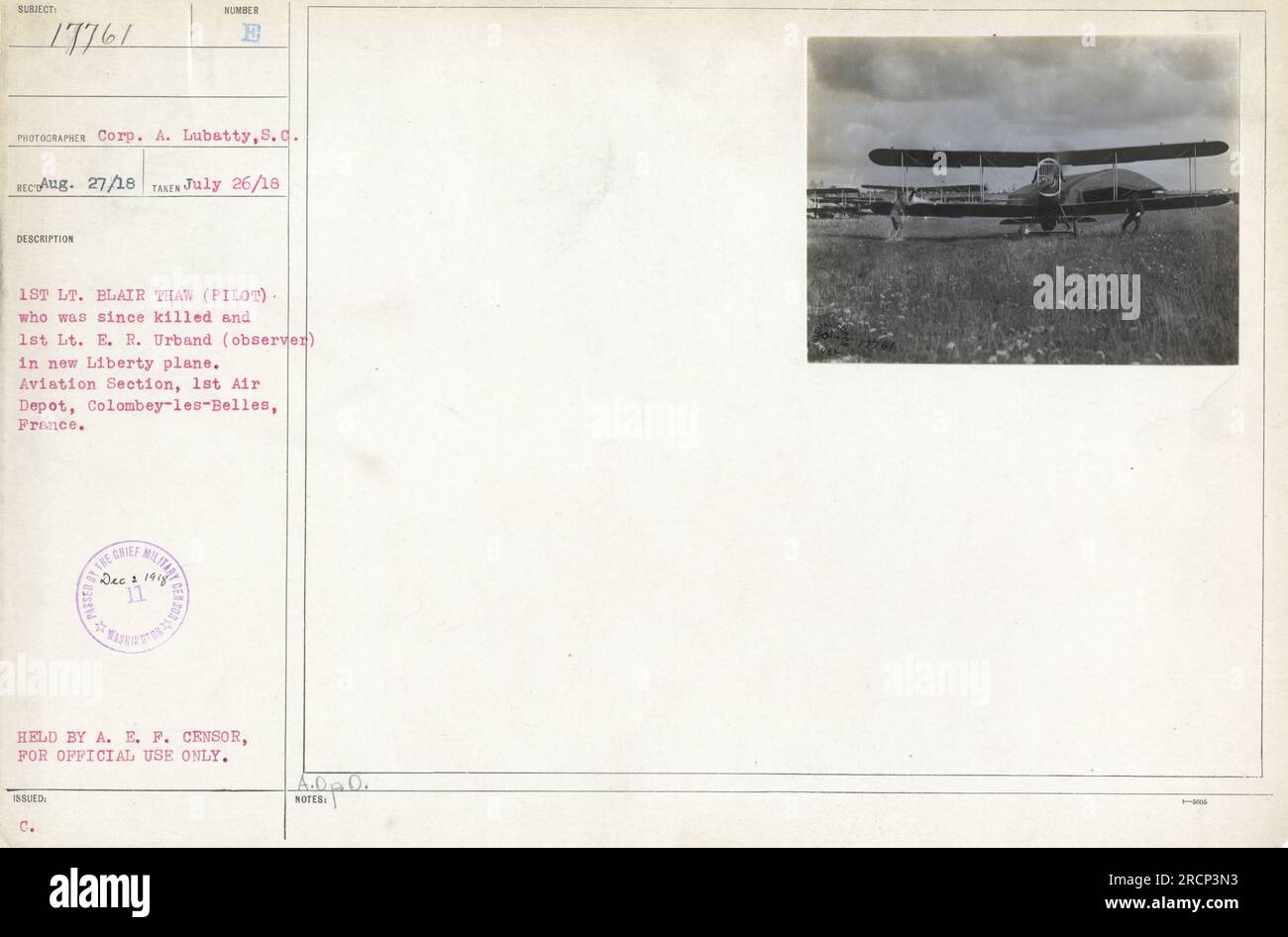 Il primo tenente Blair Thaw (pilota) e il primo tenente E. R. Urband (osservatore) sono visti in una fotografia catturata dalla Corp. A. Lubstty. L'immagine mostra i due ufficiali su un nuovo aereo Liberty presso la sezione di aviazione, 1st Air Depot a Colombey-les-Belles, Francia. Purtroppo, il tenente Thaw è stato ucciso più tardi. Questa fotografia è stata conservata dalla A.E.F. censor solo per uso ufficiale. Foto Stock
