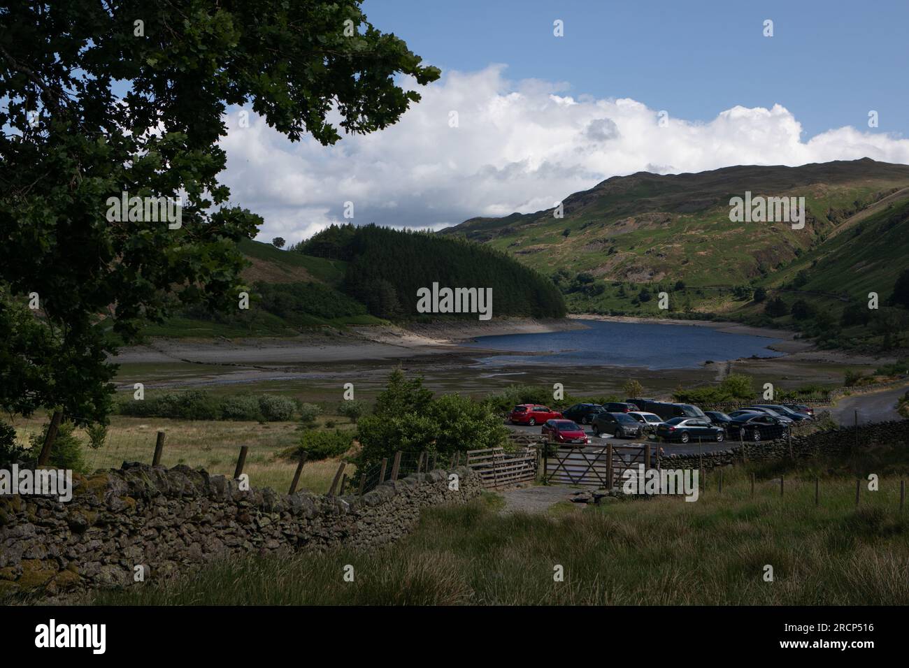 Vagoni parcheggiati alla testa del lago artificiale di Haweswater, Cumbria Foto Stock