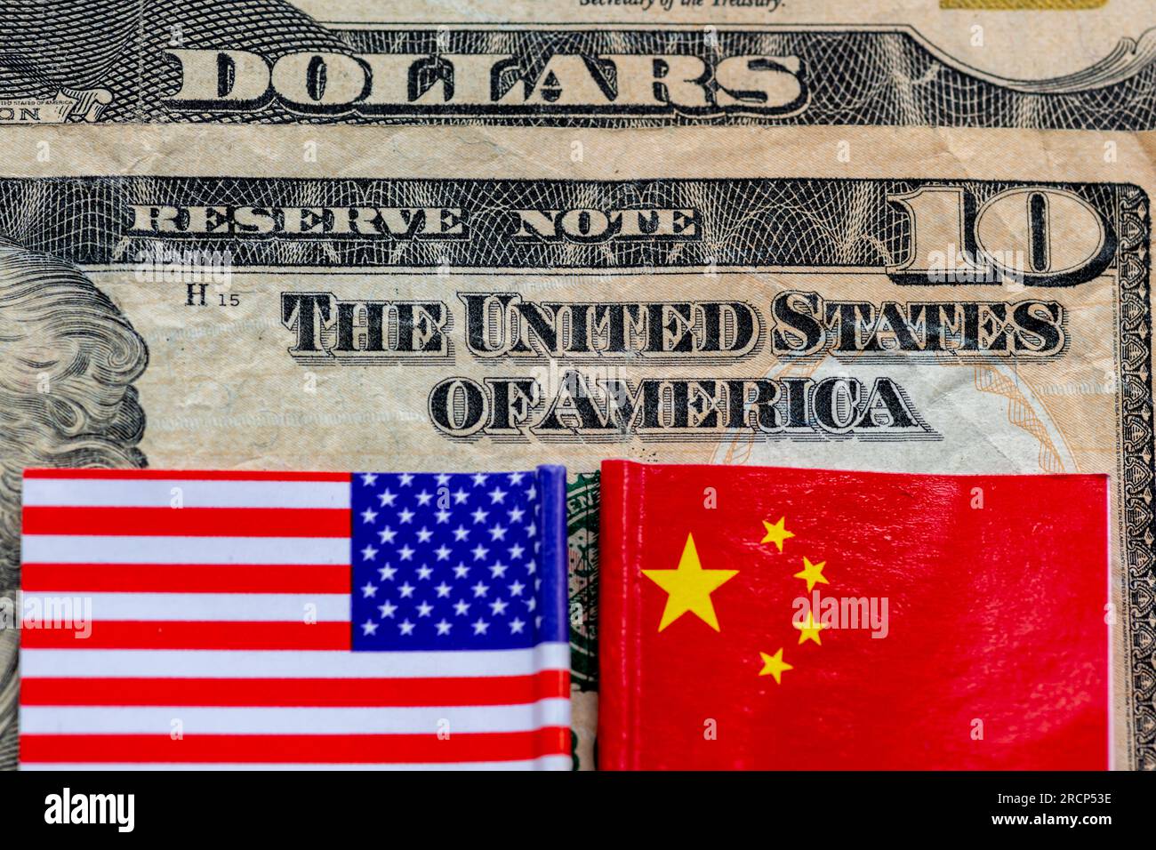 Una banconota da dieci dollari con bandiere americane e cinesi. Commercio, concetto di guerra valutaria. Foto Stock