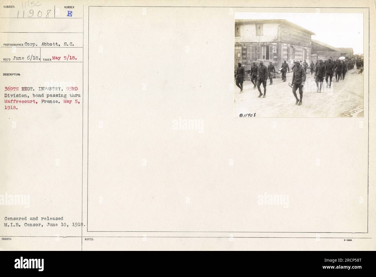 L'immagine mostra la banda del 369th Regiment Infantry, 93rd Division che passa attraverso Maffrecourt, in Francia, il 5 maggio 1918. La foto è stata scattata dalla Corp Abbott, S.C., ed è stato censurato e rilasciato dal M.I.B. Censor il 10 giugno 1918. Il numero della descrizione è e e l'immagine è etichettata come 11908. Foto Stock