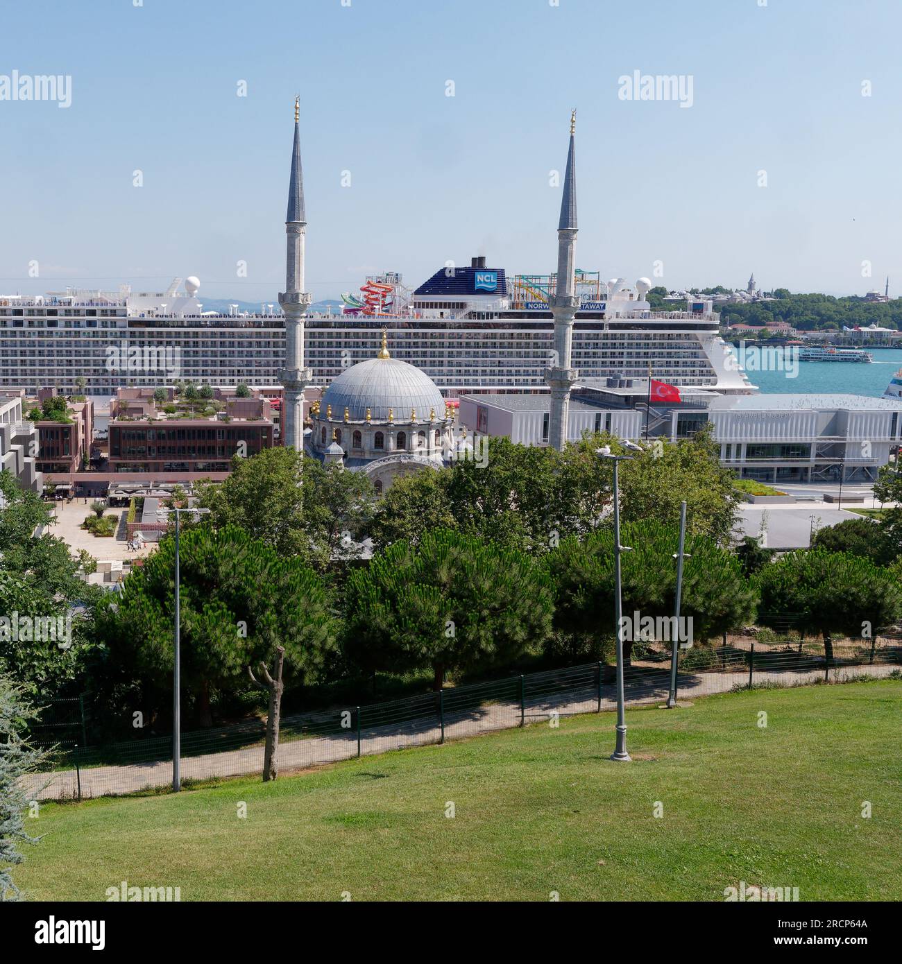 Moschea Nusretiye e una nave da crociera al Galataport di Istanbul insieme a Istanbul Modern, un Museo di arte moderna Turchia Foto Stock