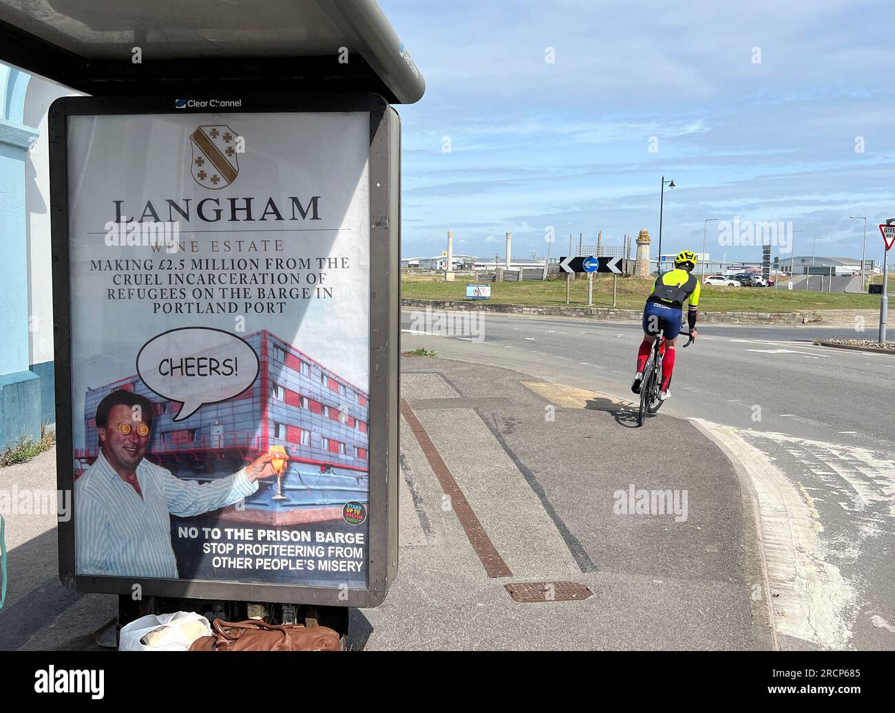 Portland, Inghilterra, 16 luglio, un poster della chiatta anti-immigrazione dell'artista di protesta politica BOD è visto in una fermata dell'autobus di Portland vicino al porto di Portland, dove sarà ormeggiato il Bibby Stoccolma. Crediti: Dorset Media Service/Alamy Live News Foto Stock