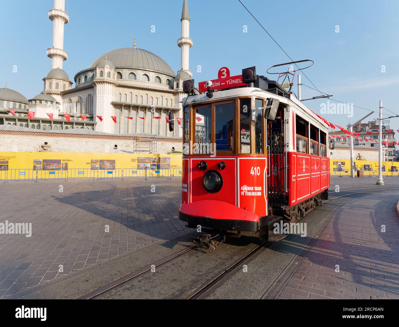 Piazza Taksim in una mattinata estiva con il tram storico e la Moschea Taksim, Beyoğlu, Istanbul, Turchia Foto Stock