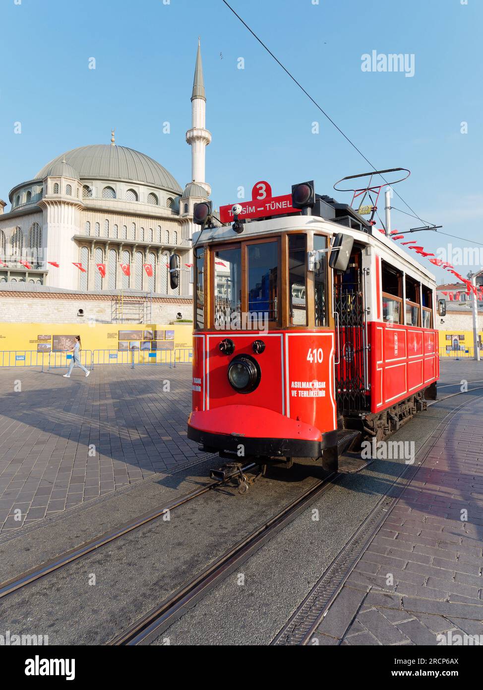 Piazza Taksim in una mattinata estiva con il tram storico e la Moschea Taksim, Beyoğlu, Istanbul, Turchia Foto Stock
