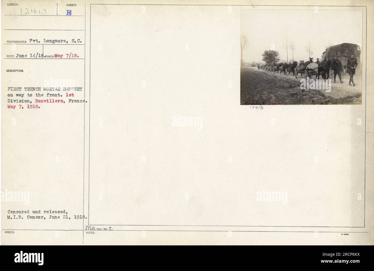 I soldati della First Trench Mortaar Battery della 1st Division sono visti in transito verso la prima linea a Bonvillers, in Francia. La foto è stata scattata il 7 maggio 1918 da Pvt. Longacre, S.C. È stato censurato e rilasciato dal M.I.B. Censor il 21 giugno 1918. Foto Stock