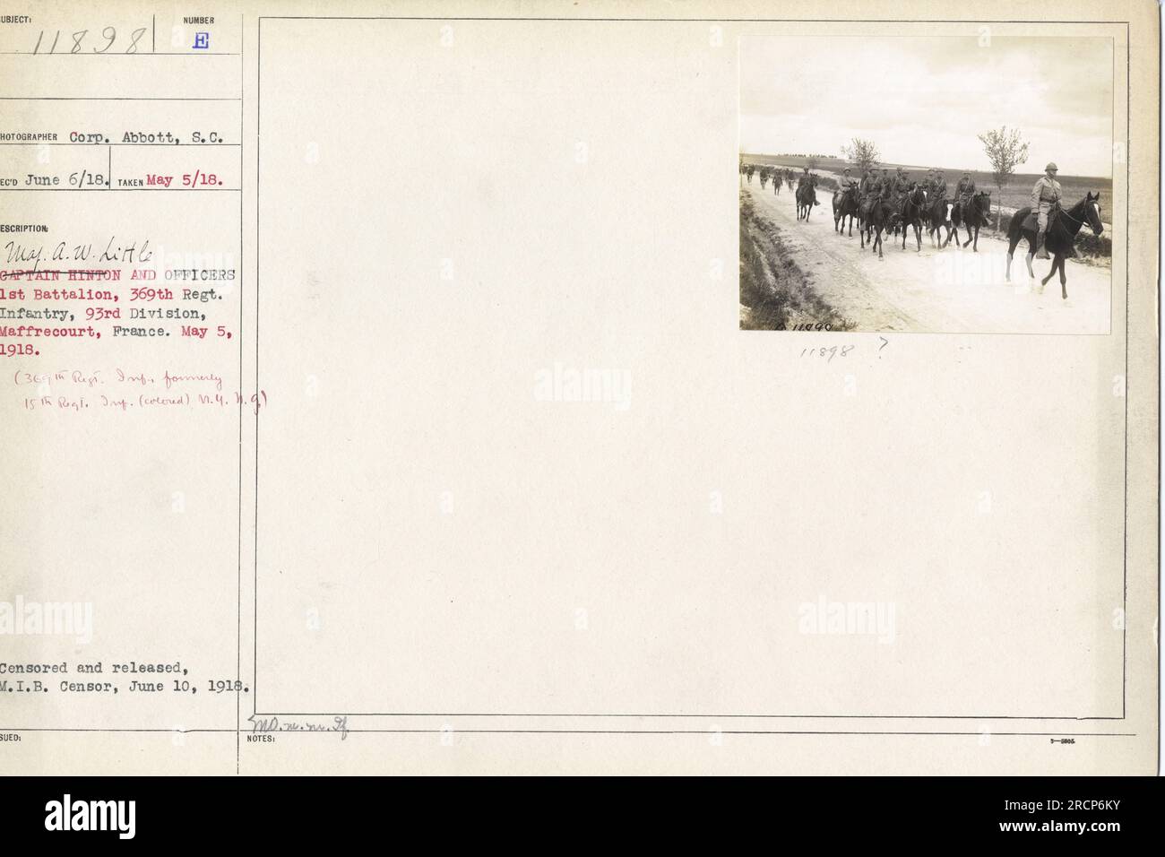 La fotografia mostra il capitano Hinton e gli ufficiali del 1st Battalion, 369th Regiment Infantry, 93rd Division, a Maffrecourt, Francia. L'immagine è stata scattata il 5 maggio 1918 e mostra i soldati in uniforme. Censurato e rilasciato da M.I.B. Censura il 10 giugno 1918." Foto Stock
