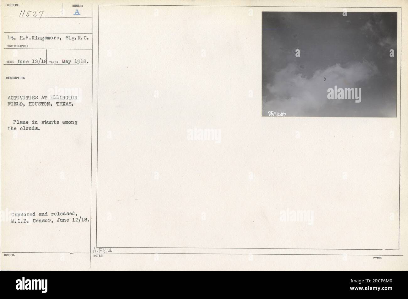 Tenente H.P. Kingamore, un ufficiale del Signal Corps, catturò una fotografia (111-SC-11527) all'Ellington Field di Houston, Texas nel maggio 1918. La foto mostra un aereo che esegue acrobazie tra le nuvole. La fotografia è stata censurata e pubblicata dall'Ufficio dell'Intelligence militare il 12 giugno 1918. A.FL.# SOTES. Foto Stock