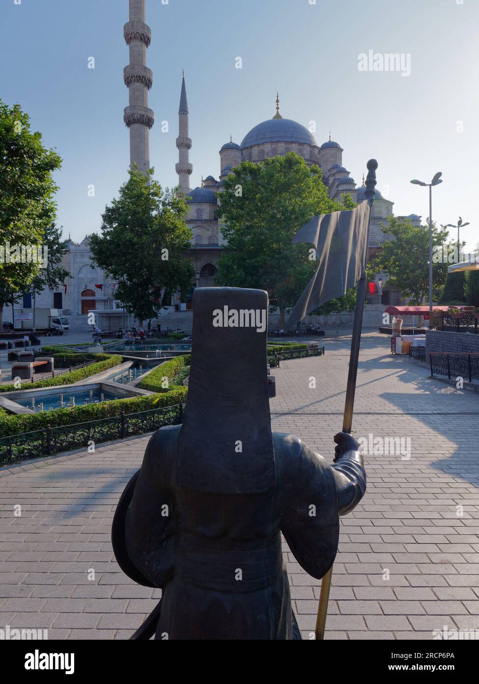 Statua e fontana con la Moschea Yeni Cami (nuova Moschea) dietro. Istanbul, Turchia Foto Stock