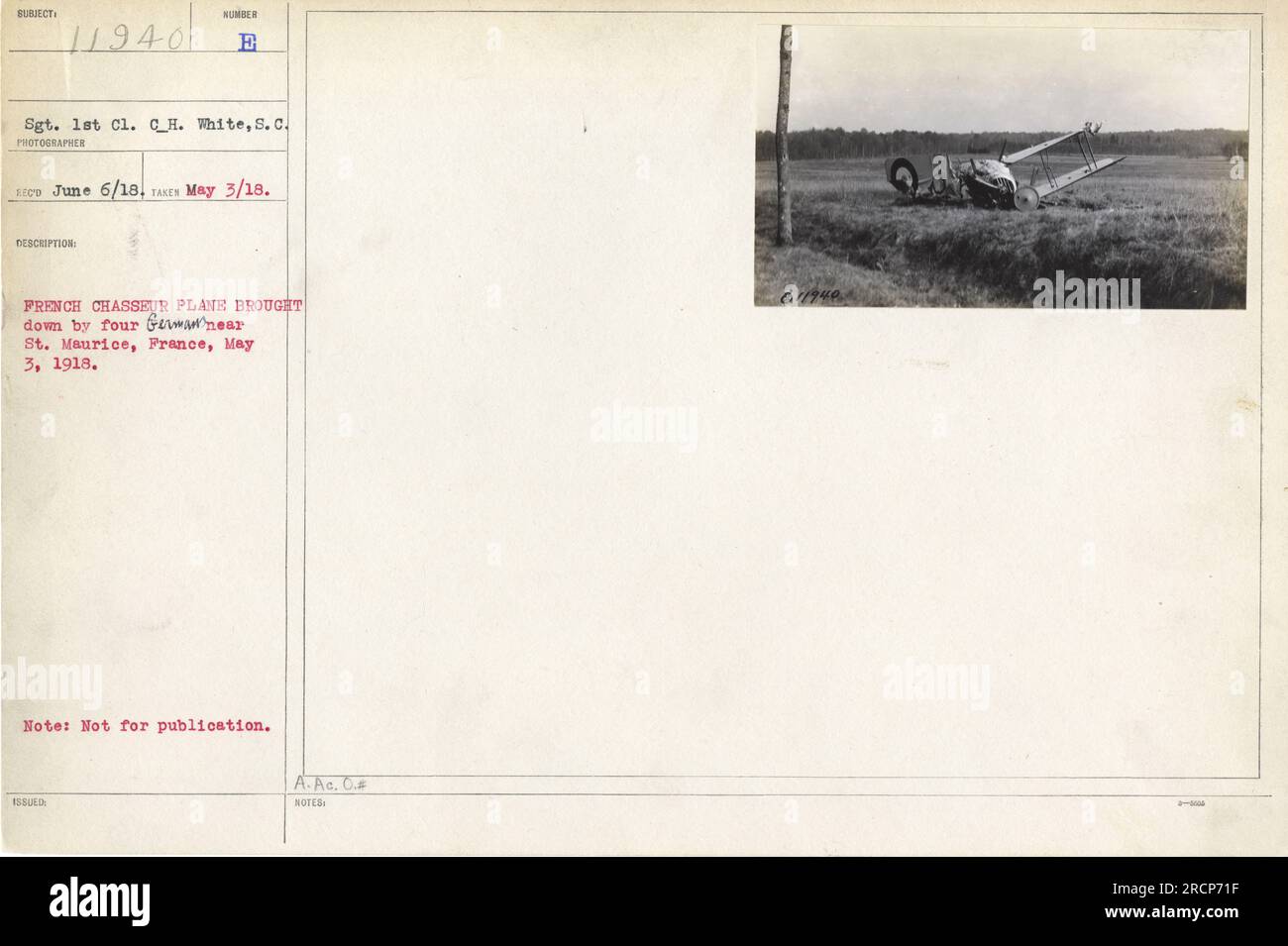 Sgt. 1st Cl. CH. White ha scattato questa foto il 6 giugno 1918. Raffigura un aereo chasseur francese abbattuto da quattro Gewannear a St. Maurice, Francia il 3 maggio 1918. Questa immagine non è stata destinata al rilascio pubblico e contiene la A.AC. N. note. Foto Stock