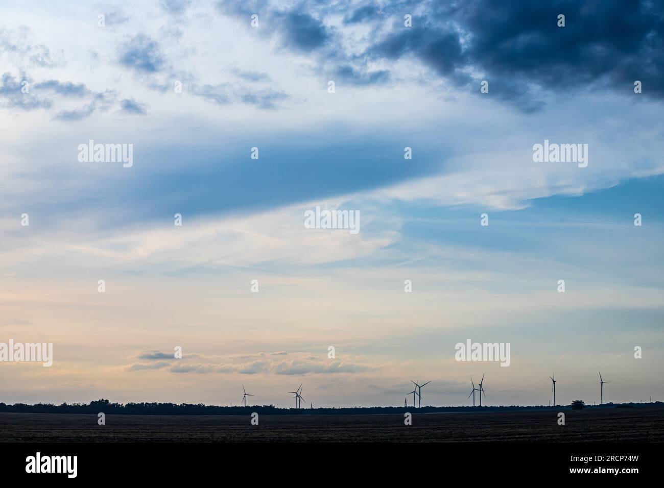 Generatore di vento installato nel mezzo della natura. Foto Stock