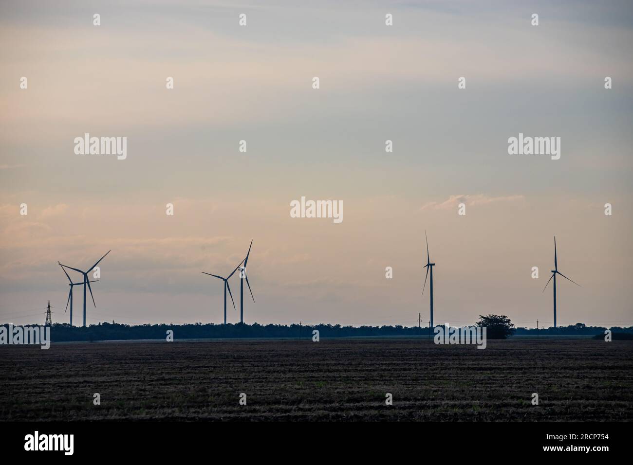 Generatore di vento installato nel mezzo della natura. Foto Stock