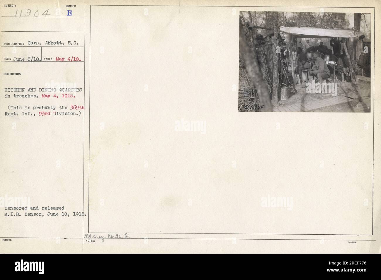 Questa immagine mostra la cucina e i quartieri da pranzo del 369° Fanteria nelle trincee durante la prima guerra mondiale. È stato preso il 4 maggio 1918 e rilasciato dal M.I.B. Censor il 10 giugno 1918. La foto è stata scattata dalla Corp Abbott, S.C. Foto Stock