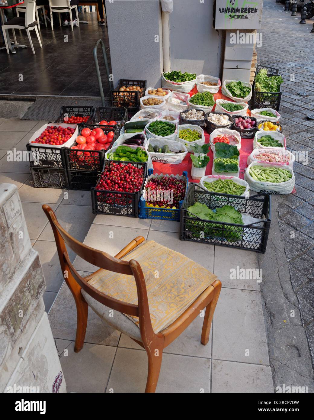 Frutta e verdura sono vendute in una strada nel quartiere di Kadikoy, sul lato asiatico di Istanbul, in Turchia Foto Stock