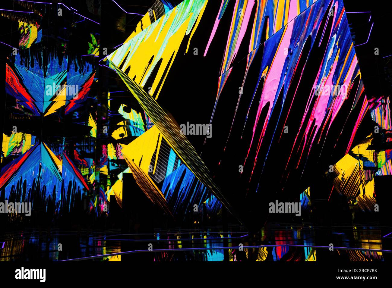 Luglio 2023 - Praga, Cechia. Museo interattivo della galassia mostra al neon arte digitale Foto Stock