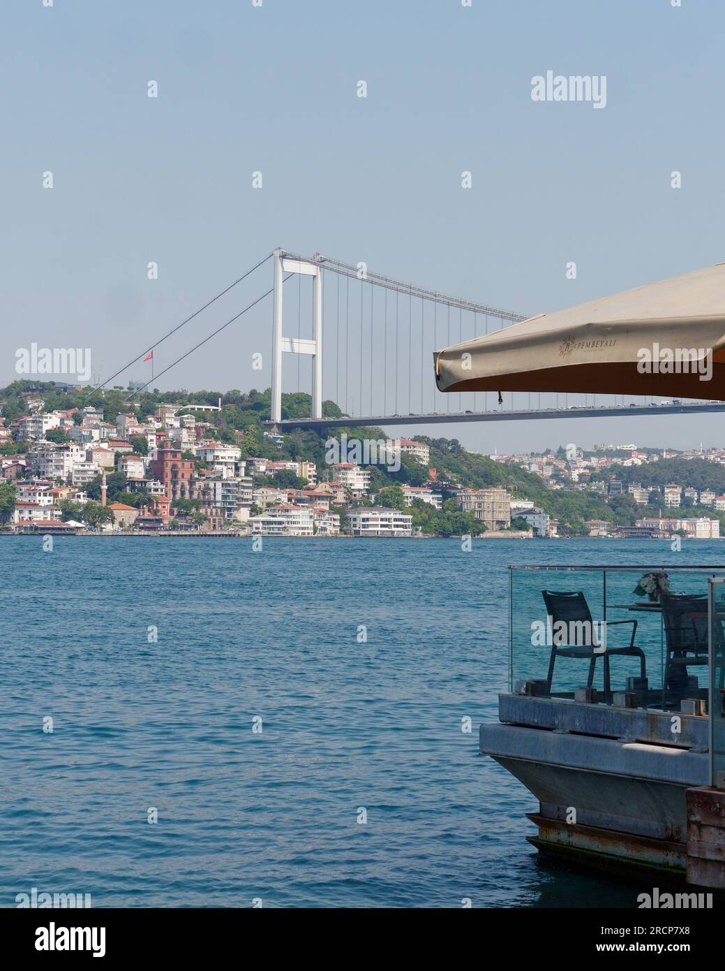 Fatih Sultan Mehmet Bridge visto da un ristorante ad Anadolu sul lato asiatico di Istanbul, Turchia Foto Stock