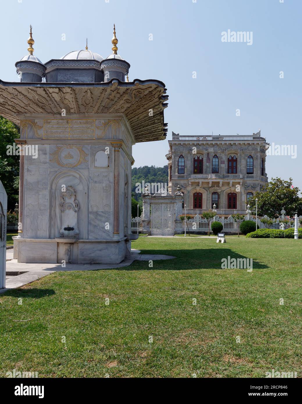 Fontana di fronte al padiglione Kucuksu, un opulento palazzo/rifugio di caccia vicino ad Anadolu Hisari sul lato orientale di Amendul, accanto al Bosforo. Turchia Foto Stock