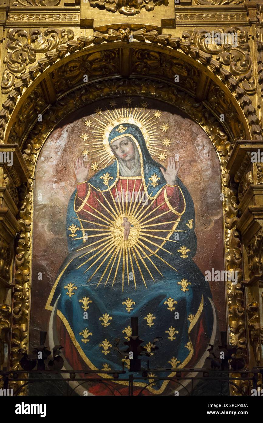 Cordova, provincia di Cordova, Andalusia, Spagna meridionale. Dipinto della Vergine Maria con il bambino Gesù nel suo grembo nella Mezquita, o moschea. La m Foto Stock