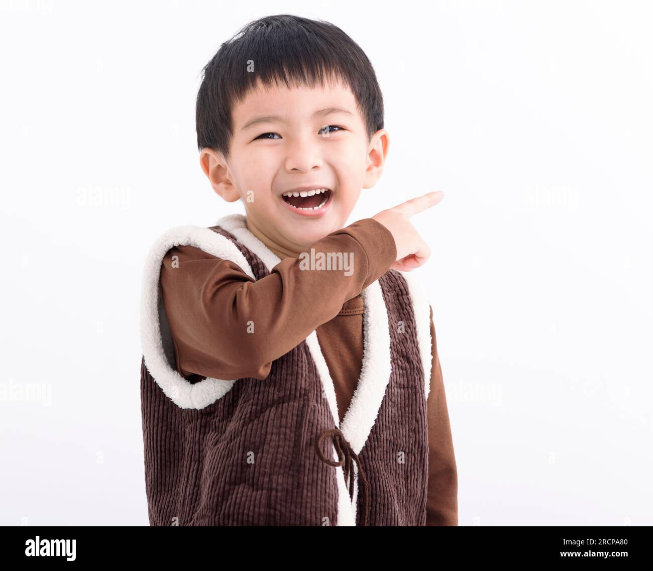 Un ragazzo felice che punta il dito verso l'area delle copie Foto Stock