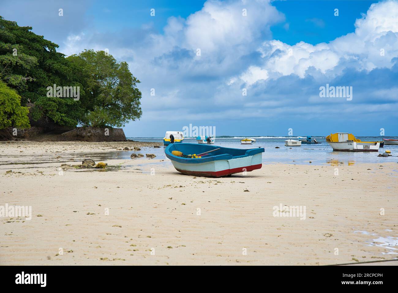 Attracco di barche da pesca sulla sabbia durante il basso todes, spiaggia di sabbia bianca, Mahe Seychelles Foto Stock