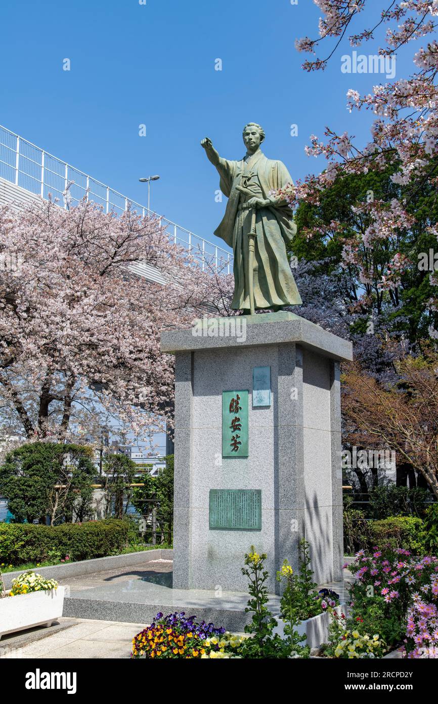 Tokyo, Giappone-aprile 2023; statua in bronzo del samurai Katsu Kaishu e fondatore della moderna marina giapponese situata lungo le rive del fiume Sumida Foto Stock