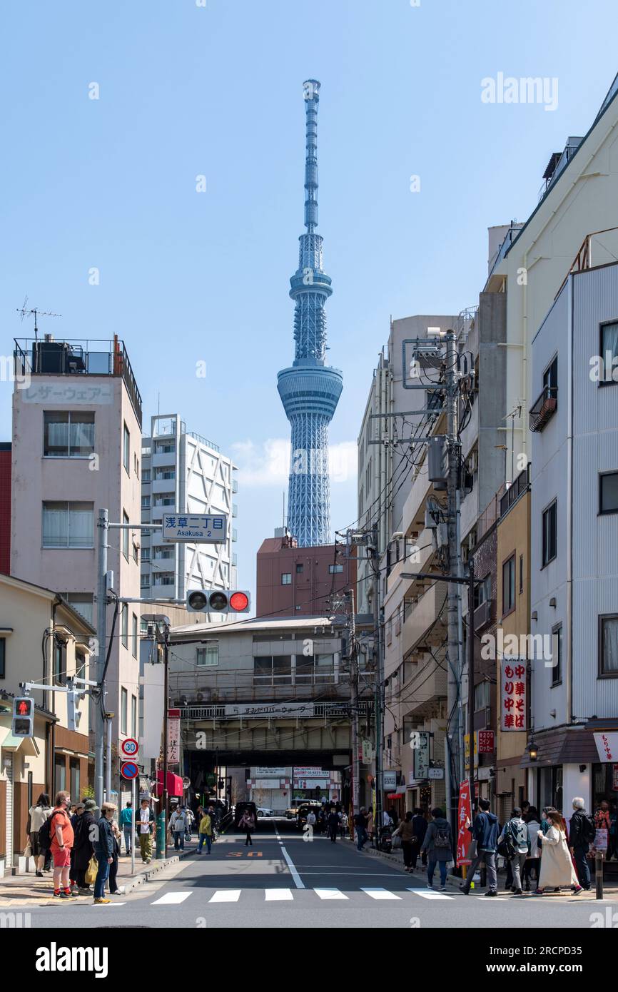 Tokyo, Giappone-1 aprile 2023; vista verticale dall'angolo basso della torre di osservazione e di trasmissione Tokyo Skytree tra le strade del ward agai di Taito City Foto Stock