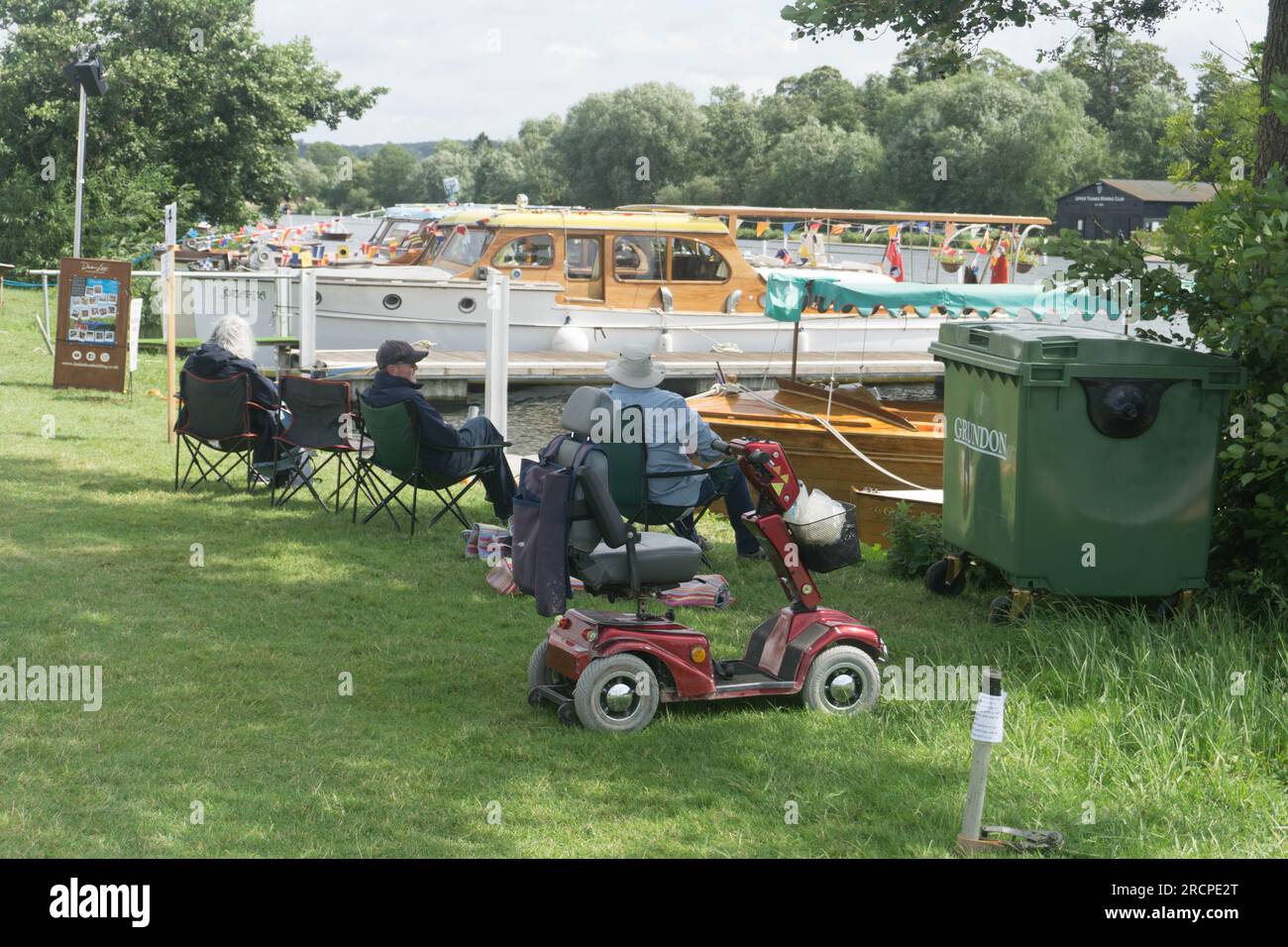 Henley-on-Thames, Regno Unito. 16 luglio 2023. I proprietari di barche classiche in legno si riuniscono una volta all'anno per un incontro a Henley-on-Thames. Questo evento per famiglie è accompagnato da intrattenimento, bancarelle di prodotti d'epoca e bancarelle di cibo. Crediti: Uwe Deffner/Alamy Live News Foto Stock