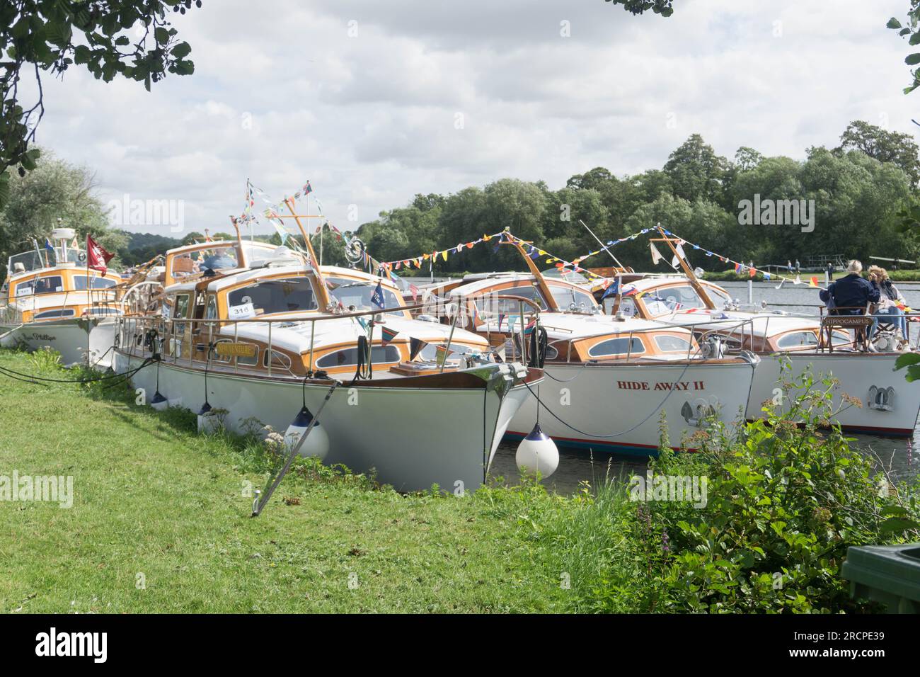 Henley-on-Thames, Regno Unito. 16 luglio 2023. I proprietari di barche classiche in legno si riuniscono una volta all'anno per un incontro a Henley-on-Thames. Questo evento per famiglie è accompagnato da intrattenimento, bancarelle di prodotti d'epoca e bancarelle di cibo. Crediti: Uwe Deffner/Alamy Live News Foto Stock