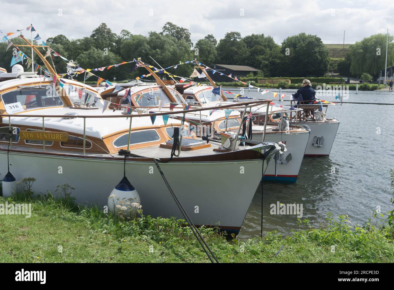 Henley-on-Thames, Regno Unito. 16 luglio 2023. I proprietari di barche classiche in legno si riuniscono una volta all'anno per un incontro a Henley-on-Thames. Questo evento per famiglie è accompagnato da intrattenimento, bancarelle di prodotti d'epoca e bancarelle di cibo. Crediti: Uwe Deffner/Alamy Live News Foto Stock