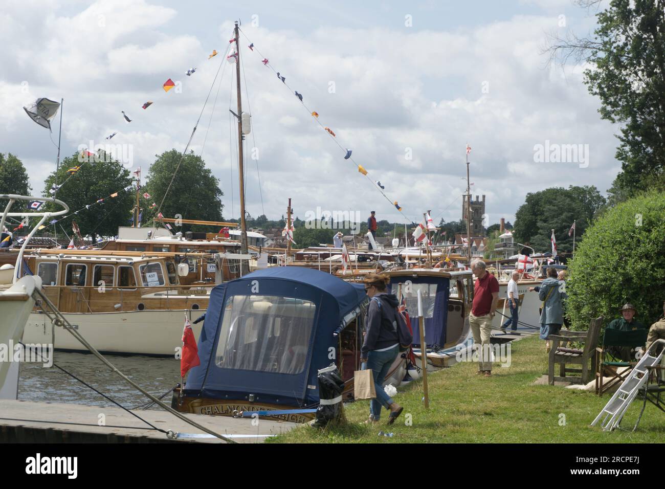 Henley-on-Thames, Regno Unito. 16 luglio 2023. I proprietari di barche classiche in legno si riuniscono una volta all'anno per un incontro a Henley-on-Thames. Questo evento per famiglie è accompagnato da intrattenimento, bancarelle di prodotti d'epoca e bancarelle di cibo. Crediti: Uwe Deffner/Alamy Live News Foto Stock