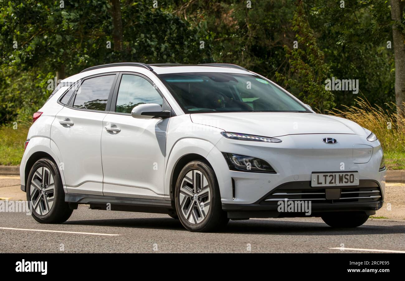 Milton Keynes, Regno Unito - 16 luglio 2023: 2021 HYUNDAI KONA bianca ULTIMA auto EV che guida su una strada inglese Foto Stock