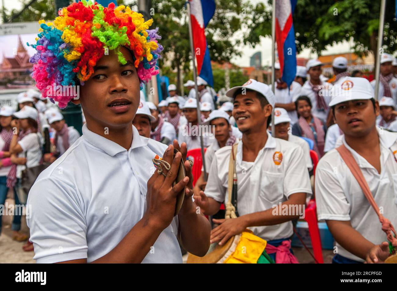 Sostenitore di Hun Sen che indossa una parrucca colorata a una manifestazione politica prima delle elezioni generali del 2013 per il primo ministro. Phnom Penh, Cambogia. © Kraig Lieb Foto Stock