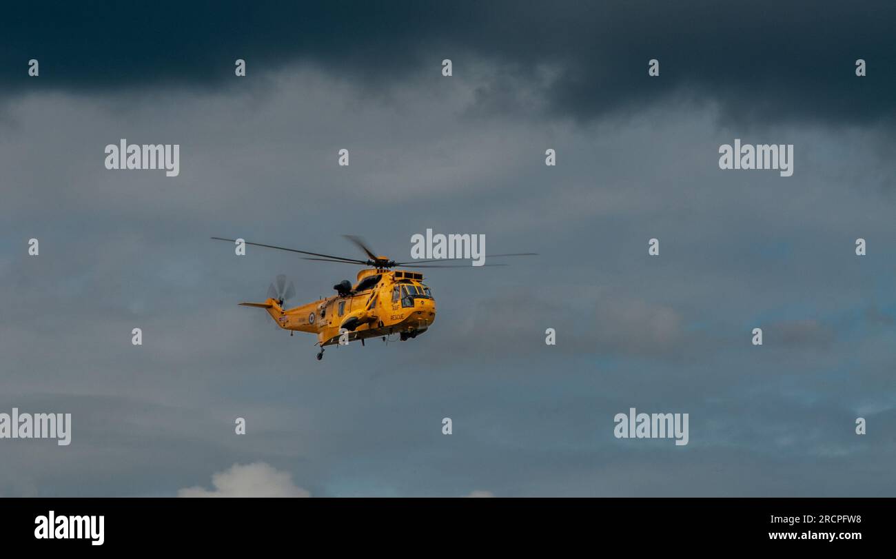 Westland Sea King HAR 3 del volo 'A', 202 Squadron con base a RAF Boulmer transitando a sud vicino a Seahouses visto poco prima che il tipo fosse ritirato dal servizio nel 2015 Foto Stock