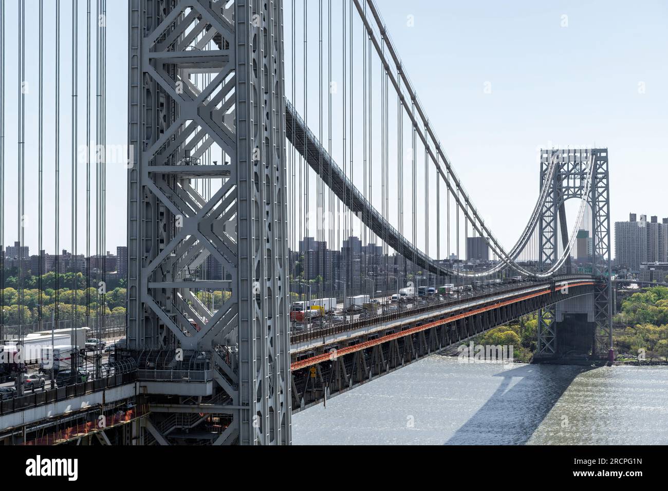 New York City, NY, USA-maggio 2022; vista di fronte a Manhattan tra le due torri del ponte a due piani George Washington che attraversa il fiume Hudson, con Foto Stock
